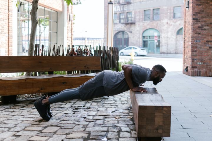 Bench Push Up